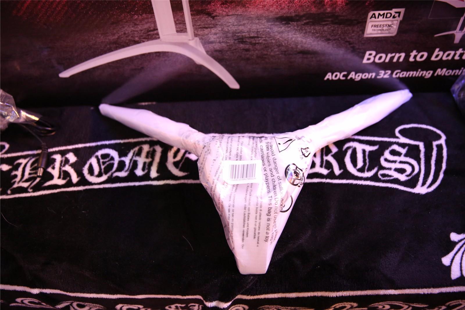 该说不说的这32寸144HZ显示器确实有点牛逼