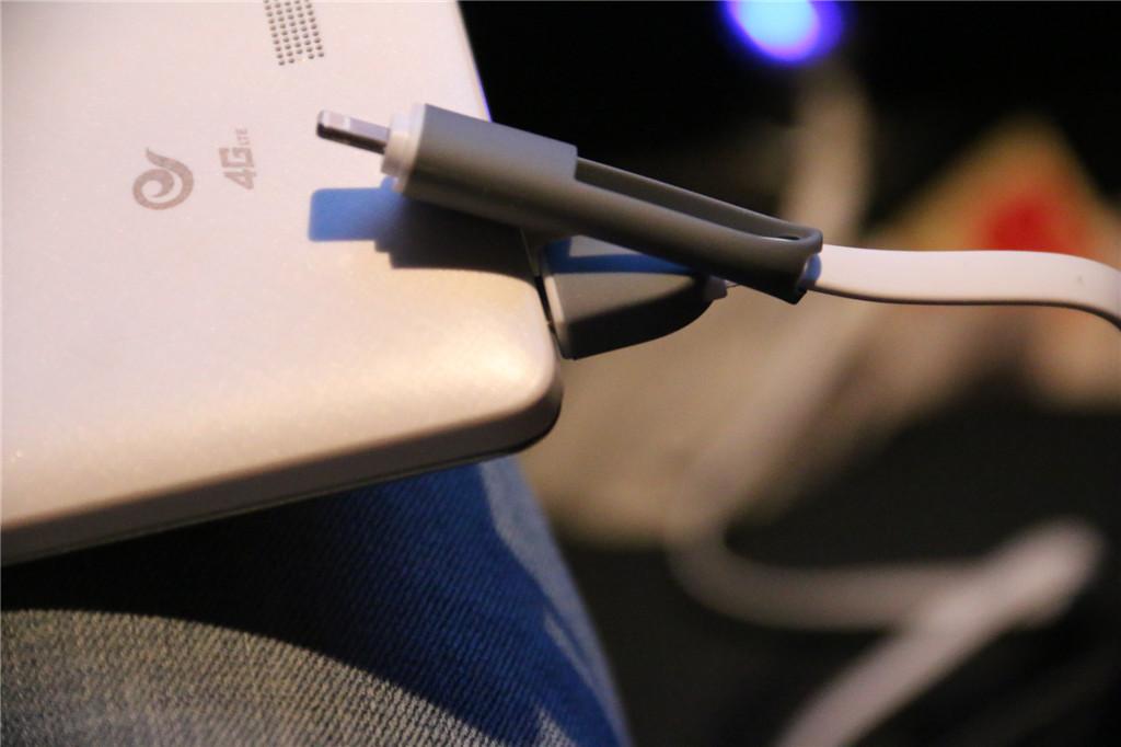 小身材解决车上充电苦恼:loca车充体验 小身材解决车上充电苦恼:loca车充体验