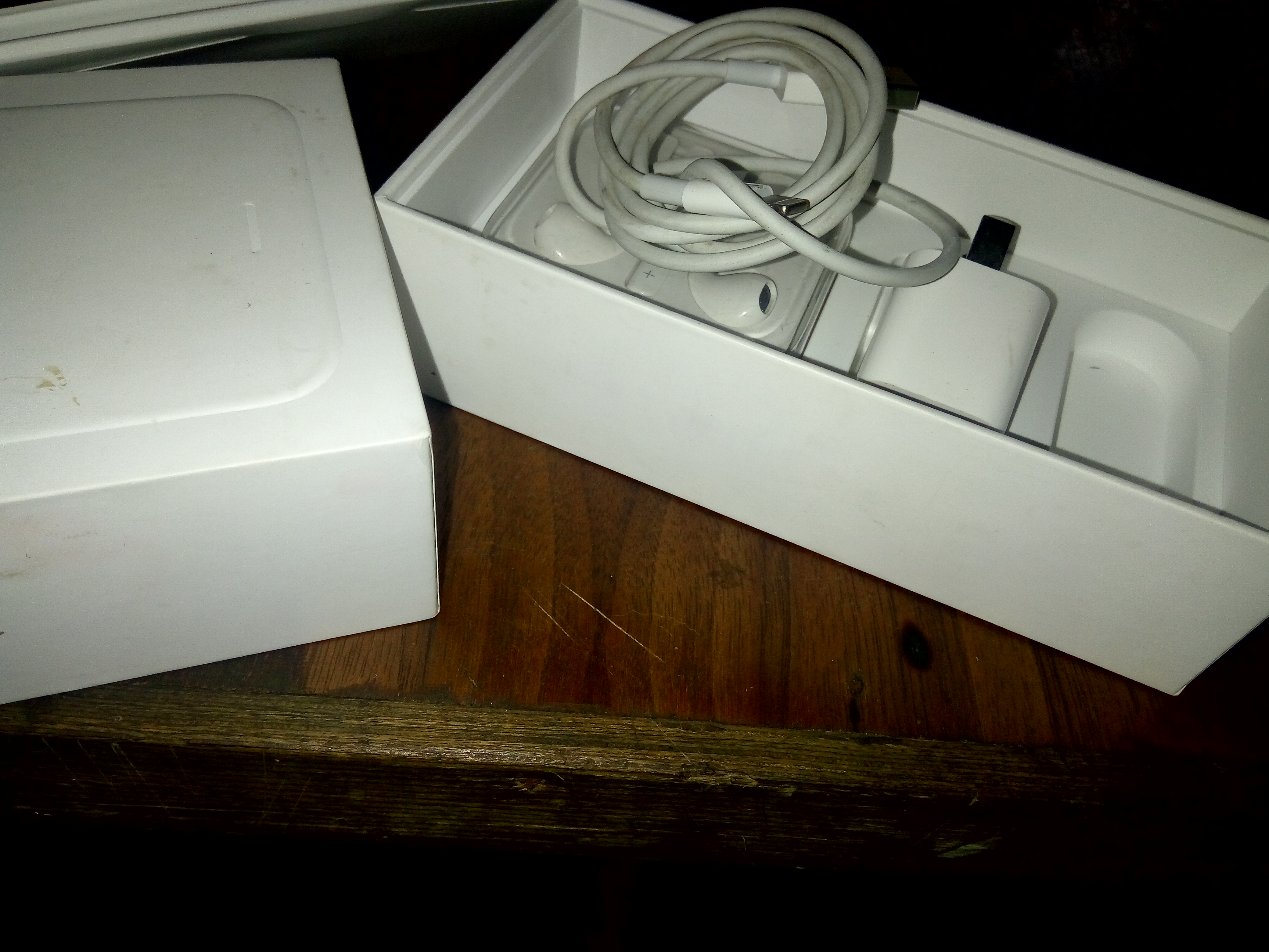 有买苹果六盒子没有还有耳机充电器都有.价钱