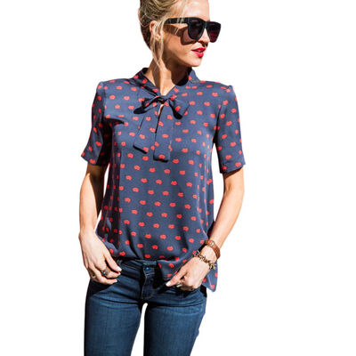 2019 New Arrival Women Tops Casual Bow Stand Collar Long Sleeves Blouses Spring Summer Fashion Red Lips Printed Chiffon Shirt
2019 New Arrival Women Tops Casual Bow Stand Collar Long Sleeves Blouses Spring Summer Fashion Red Lips Printed Chiffon Shirt