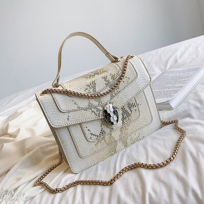 Qiao Bani 2019 new European&American style fashion BV snake snake head flip bag bills shoulder diagonal cross trend handbags
Qiao Bani 2019 new European&American style fashion BV snake snake head flip bag bills shoulder diagonal cross trend handbags