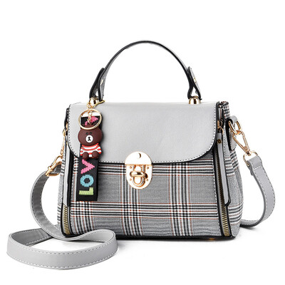 In summer new bags of women with large capacity slung ladies stripes simple portable Korean version of Joker foreign style
In summer new bags of women with large capacity slung ladies stripes simple portable Korean version of Joker foreign style