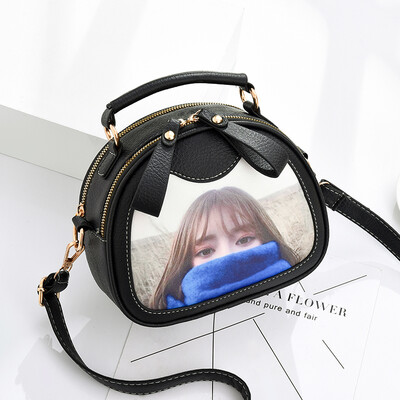 In summer a cute little girl with an oblique bag a fashion student insnet red ladys bag all with one shoulder bag
In summer a cute little girl with an oblique bag a fashion student insnet red ladys bag all with one shoulder bag