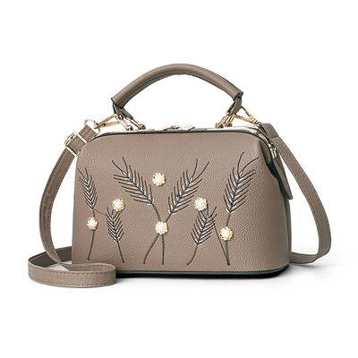Female bag 2019 new bag female metal European&American fashion casual handbags Messenger shoulder bag
Female bag 2019 new bag female metal European&American fashion casual handbags Messenger shoulder bag