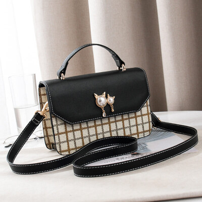 Summer ins super hot handheld girl on the Korean version of the hundred lap shoulder slant bag fashion
Summer ins super hot handheld girl on the Korean version of the hundred lap shoulder slant bag fashion