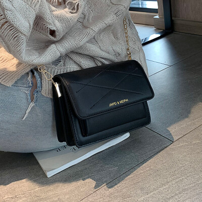 Ins super fire port wind chic small square bag female fashion chain simple casual 2019 new small black bag Messenger bag
Ins super fire port wind chic small square bag female fashion chain simple casual 2019 new small black bag Messenger bag