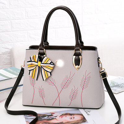 Womens bag 2019 summer new bag female Europe&America big bag fashion handbags Messenger shoulder bag
Womens bag 2019 summer new bag female Europe&America big bag fashion handbags Messenger shoulder bag