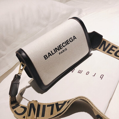 Bag women 2019 new tide Korean version of contrast canvas splicing small square bag girl Joker broadband shoulder Messenger bag
Bag women 2019 new tide Korean version of contrast canvas splicing small square bag girl Joker broadband shoulder Messenger bag