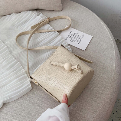 Joker bag 2019 new texture foreign style shoulder Messenger bag summer fashion simple bucket bag
Joker bag 2019 new texture foreign style shoulder Messenger bag summer fashion simple bucket bag