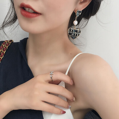 Advanced sense of small temperament earrings long personality earrings wild fashion earrings fashion earrings popular earrings tre
Advanced sense of small temperament earrings long personality earrings wild fashion earrings fashion earrings popular earrings tre
