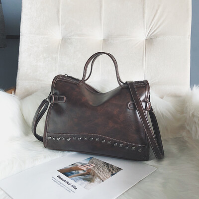 New bag female 2018 new wave Korean version of the wild fashion portable autumn&winter retro large capacity texture Messenger bag
New bag female 2018 new wave Korean version of the wild fashion portable autumn&winter retro large capacity texture Messenger bag