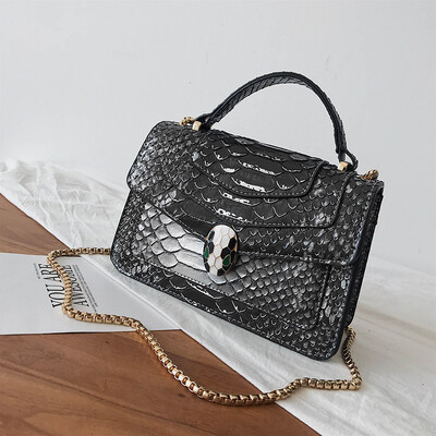Qiao Bani 2019 new European&American style fashion snake skin pattern BV snake head flip cover bag shoulder diagonal cross tide handbag
Qiao Bani 2019 new European&American style fashion snake skin pattern BV snake head flip cover bag shoulder diagonal cross tide handbag