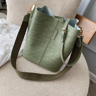 Chic bag on the new texture woman 2019 bucket bag slanted wide shoulder belt large bag crocodile striped woman bag
Chic bag on the new texture woman 2019 bucket bag slanted wide shoulder belt large bag crocodile striped woman bag