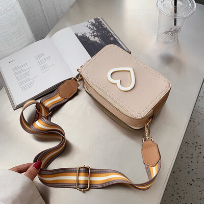 Qiao Bani 2019 new Korean version of chic fashion simple ribbon peach heart hit color small square bag shoulder diagonal female bag
Qiao Bani 2019 new Korean version of chic fashion simple ribbon peach heart hit color small square bag shoulder diagonal female bag