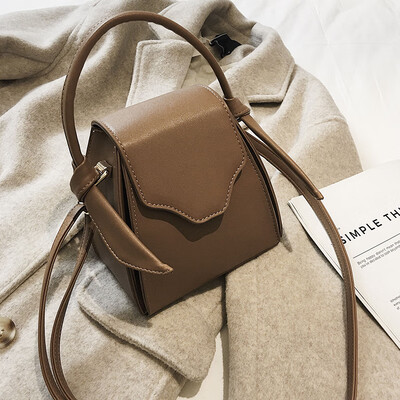 Hong Kong style retro texture network red bag female 2019 new Korean version of the wild single shoulder slung fashion casual bucket bag
Hong Kong style retro texture network red bag female 2019 new Korean version of the wild single shoulder slung fashion casual bucket bag