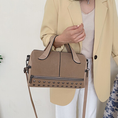 Ins super fire bag female bag new 2019 Korean version of the fashion rivet texture wild shoulder slung Boston bag
Ins super fire bag female bag new 2019 Korean version of the fashion rivet texture wild shoulder slung Boston bag