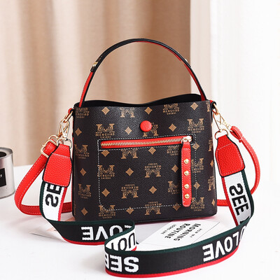 Up-to-date Korean fashion ladiesbags with INSS overheated single shoulder inclined water bucket
Up-to-date Korean fashion ladiesbags with INSS overheated single shoulder inclined water bucket