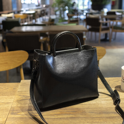 2019 new fashion tote female bag big bag shoulder diagonal package commuter bag simple large capacity ladies handbag
2019 new fashion tote female bag big bag shoulder diagonal package commuter bag simple large capacity ladies handbag