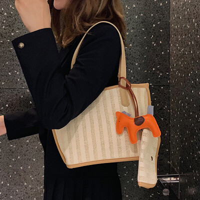 Canvas single shoulder bag female 2019 new wave Korean version of the wild large capacity simple fashion female portable air bag
Canvas single shoulder bag female 2019 new wave Korean version of the wild large capacity simple fashion female portable air bag
