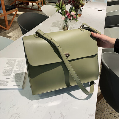 Qiao Bani 2019 new European&American style fashion simple solid color lock flip cover bag shoulder diagonal trend handbags
Qiao Bani 2019 new European&American style fashion simple solid color lock flip cover bag shoulder diagonal trend handbags