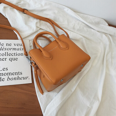 Qiao Bani 2019 early autumn new European&American style fashion C letter K ribbon killer bag hand shoulder shoulder diagonal female bag
Qiao Bani 2019 early autumn new European&American style fashion C letter K ribbon killer bag hand shoulder shoulder diagonal female bag