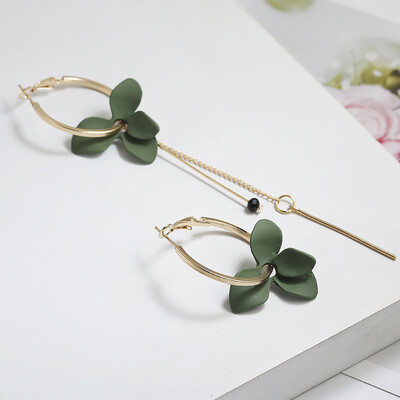 Elegant Painted White Flower Asymmetric Earrings for Women Gold Color Small Hoops Earrings Long Chain Bar Hanging Earrings
Elegant Painted White Flower Asymmetric Earrings for Women Gold Color Small Hoops Earrings Long Chain Bar Hanging Earrings