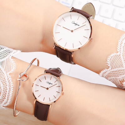 Couple watch student watch female Korean version of the trend couple table simple retro Sen quartz watch
Couple watch student watch female Korean version of the trend couple table simple retro Sen quartz watch