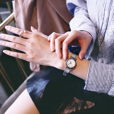 99 yuan French niche watch female ins wind middle school students Korean version of the simple Sen College wind lady small t
99 yuan French niche watch female ins wind middle school students Korean version of the simple Sen College wind lady small t