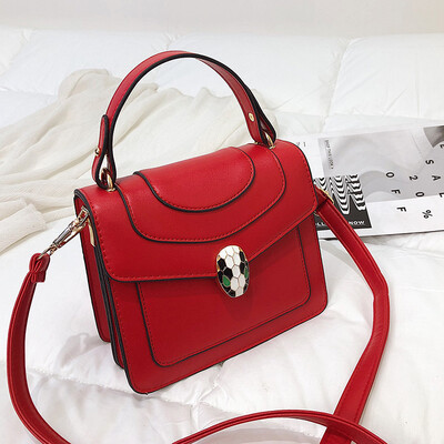 Qiao Bani 2019 new European&American style simple star street beat snake head stitching flip bills shoulder diagonal female bag
Qiao Bani 2019 new European&American style simple star street beat snake head stitching flip bills shoulder diagonal female bag