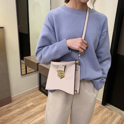 Qiao Bani 2019 new South Korea ins fashion street beat net red lock buckle handbag shoulder diagonal trend handbags
Qiao Bani 2019 new South Korea ins fashion street beat net red lock buckle handbag shoulder diagonal trend handbags