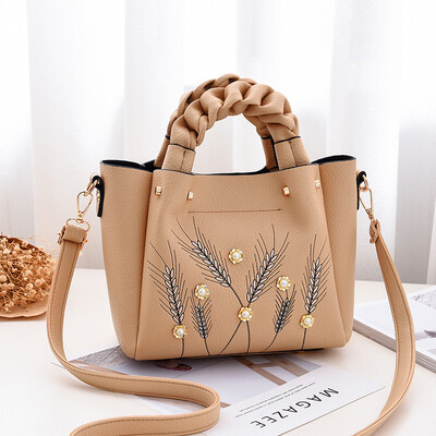 Womens bag 2019 spring&summer new bag European&American big bag fashion wild womens bag Messenger bag
Womens bag 2019 spring&summer new bag European&American big bag fashion wild womens bag Messenger bag