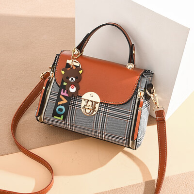Summer womens new fashion Korean version of 100-handheld fashion ladies shoulder slanting small square bag
Summer womens new fashion Korean version of 100-handheld fashion ladies shoulder slanting small square bag