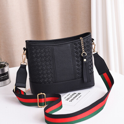 New fashionable broadband bag for vagrant ladies with one shoulder&inclined bag Korean version of Xiaoxiang lady bag&100 b
New fashionable broadband bag for vagrant ladies with one shoulder&inclined bag Korean version of Xiaoxiang lady bag&100 b