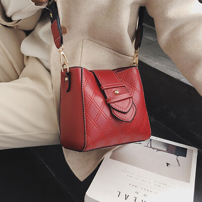 Wide shoulder strap Messenger bag female 2019 new wave winter Korean version of the wild retro atmosphere chic portable bucket bag
Wide shoulder strap Messenger bag female 2019 new wave winter Korean version of the wild retro atmosphere chic portable bucket bag