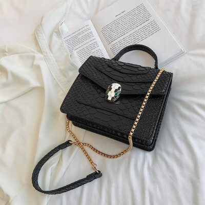 Qiao Bani 2019 new European&American style fashion street beat snake pattern BV snake head flip cover bag shoulder shoulder diagonal female bag
Qiao Bani 2019 new European&American style fashion street beat snake pattern BV snake head flip cover bag shoulder shoulder diagonal female bag