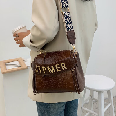 Ins super fire retro crocodile pattern bag female 2019 new wave Korean version of the wild single shoulder slung portable bucket bag
Ins super fire retro crocodile pattern bag female 2019 new wave Korean version of the wild single shoulder slung portable bucket bag