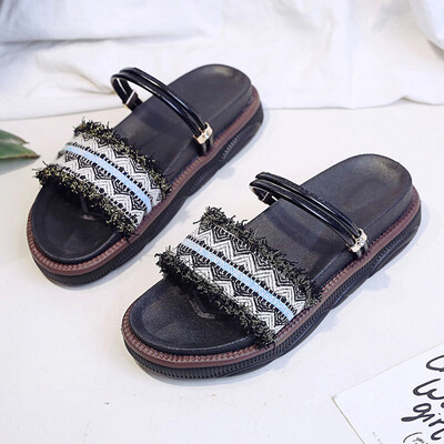 Cubs bottom two wearing cool slippers female summer Korean version of the student soft sister outdoor Roman wind thick sandals fem
Cubs bottom two wearing cool slippers female summer Korean version of the student soft sister outdoor Roman wind thick sandals fem