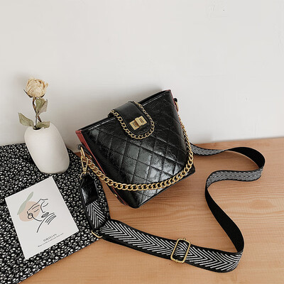 Chic chain small bag Broadband rhombus bucket bag new 2019 simple retro woman bag single shoulder bag oblique satchel bag
Chic chain small bag Broadband rhombus bucket bag new 2019 simple retro woman bag single shoulder bag oblique satchel bag