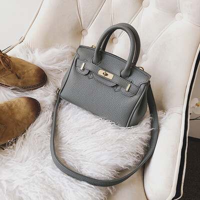 Qiao Bani 2018 new European&American style fashion trend lychee platinum bag hand strap shoulder diagonal female bag
Qiao Bani 2018 new European&American style fashion trend lychee platinum bag hand strap shoulder diagonal female bag