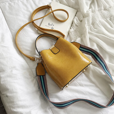 Summer crocodile handbag ins texture womens bag new 2019 Joker wide shoulder shoulder slung bucket bag