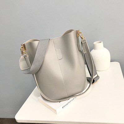Fashion temperament wide-angle squat bucket bag 2019 new wave wild Korean version of the shoulder bag retro casual handbag
Fashion temperament wide-angle squat bucket bag 2019 new wave wild Korean version of the shoulder bag retro casual handbag