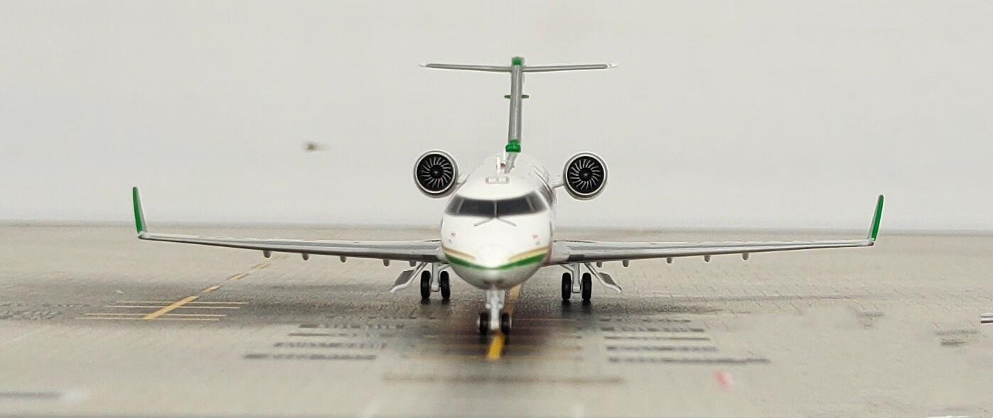 云南航空客机庞巴迪crj-200er飞机模型合金b-3070成品lh2184模型1:200