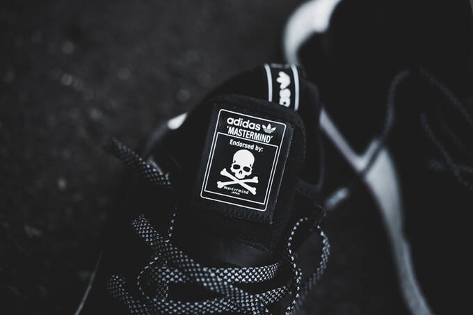 mmj骷髅头标志,如此重磅的加持,简直让街头少年们恨不得立刻入手一双。而此次mastermind j