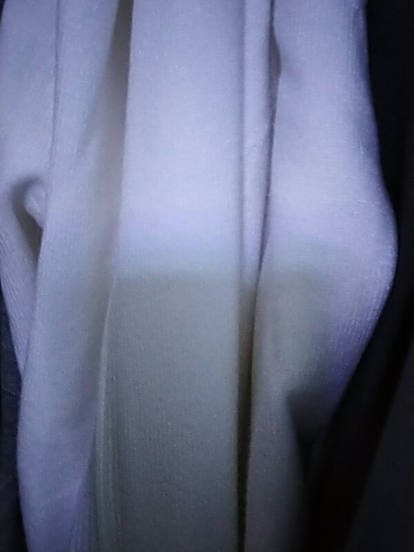 衣服好白,手感柔软舒适,物流也快,包装配了一个纸盒,保护得很好。