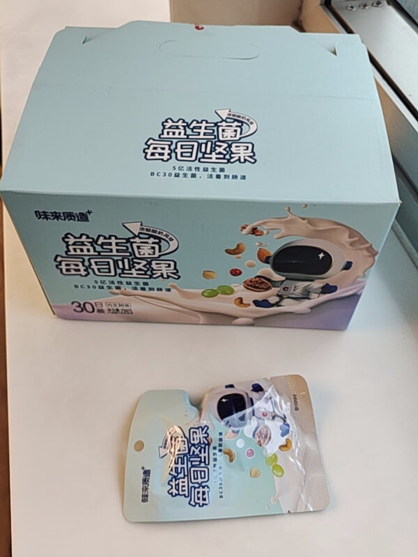 听说酸奶坚果是网红零食，特地在京东上找到评论最好的买了。口感确实不错，增加了酸奶的味道后更开胃，小孩也吃的挺开心的。京东送货也快！