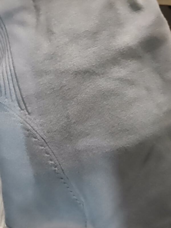 毛衣很柔软,保暖效果一般,北方冬天里面单穿一件毛衣再加个棉袄应该不够,里面得加个保暖内衣或者加个冲锋衣内胆或者夹克之类的。