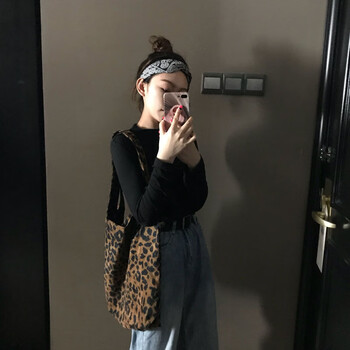 純色長(zhǎng)袖襯衫，打造青春少女風(fēng)