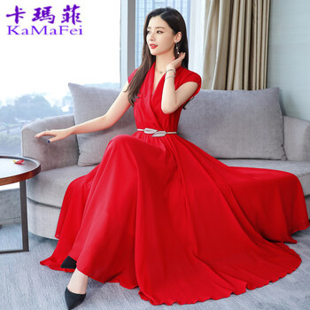 純色半身裙，打造百變女王范