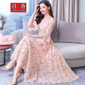 字型圓領連衣裙