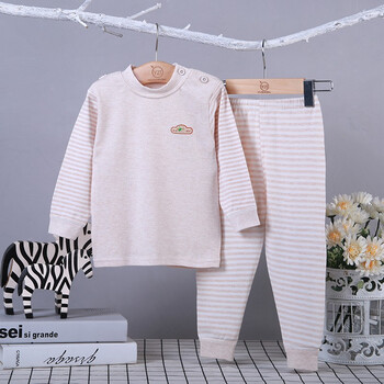 衣服卡其色褲子